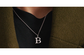 Initiaal hangers met kettingen zijn geland in Diamonds Factory
